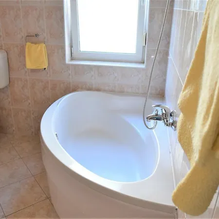 Appartamento Ziza With Rab City View